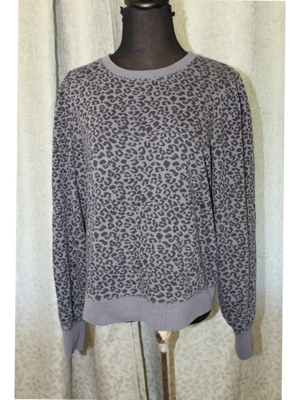 Rails animal print crew neck Women's sweater size Large Long Sleeves Grey Casual